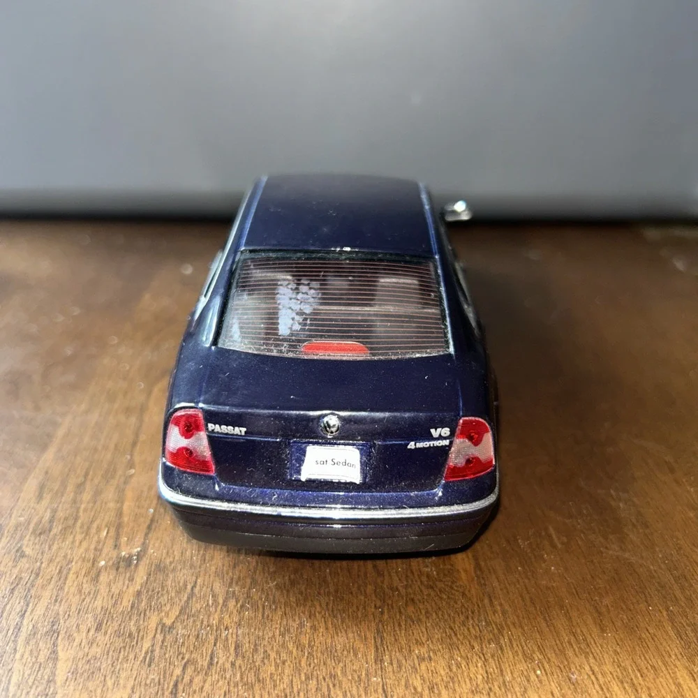 Welly 1:18 Scale‎ 2001 Volkswagen Passat Sedan Blue Loose Diecast Car